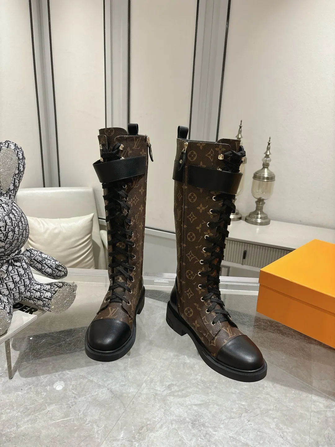 👟👟Ex-factory price 720👟👟 Louis Vuitton Louis Vuitton 2024 autumn and winter high-end customization, catwalk style of major celebrity Internet celebrities, century-old classic, exquisite craftsmanship, comfortable on the feet, side zipper design for easy putting on and taking off. This Citizen flat boots are made of smooth cow leather to demonstrate military style, and the adjustable strap embellished with the LV Capucines logo pays tribute to the Capucines handbag. The LV monogram embossed on the heel subtly echoes the Lozine trim of Louis Vuitton’s traditional trunks. Fabric: Full-grain cowhide Lining: Cowhide Buckle: Original molded outsole Original molded Color: Black Brown Code number 36 to 40 (41 to 42 can be customized and non-refundable) Bosses are welcome to make orders